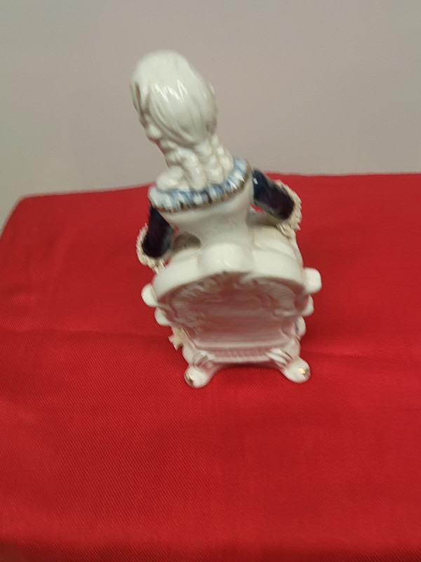 VTG Seated Blue & White Victorian Lady with Fan Figurine in Arts & Collectibles in Dartmouth - Image 4