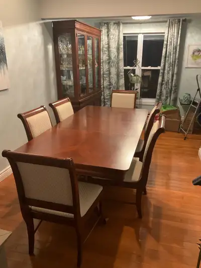 This elegant, pre-owned dining room set includes a sturdy wooden dining table, a set of matching uph...