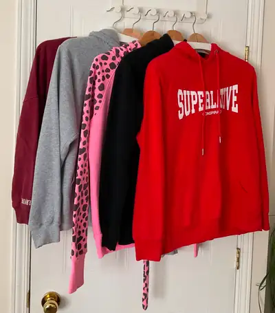 5 Hoodies femme/fille en taille petit,5 pour 10$., View more