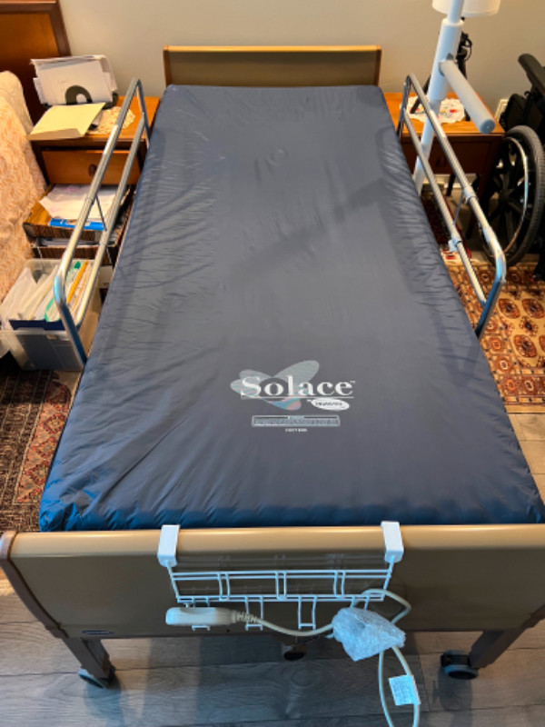 Electric hospital bed, in excellent condition for sale in Beds & Mattresses in City of Toronto