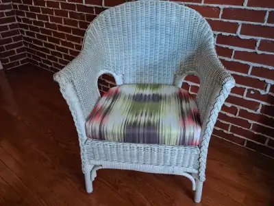 Chaise blanche en osier, View more