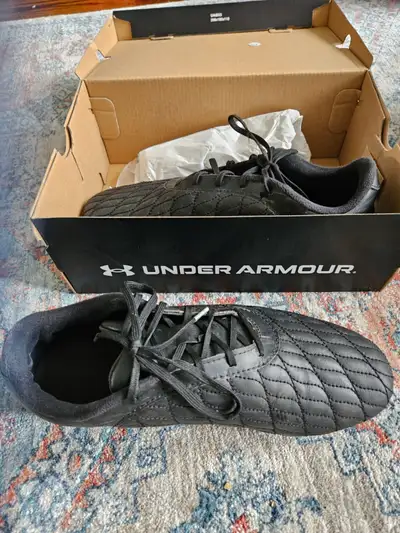Mens/boys soccer shoes - Under Armour size 9, View more