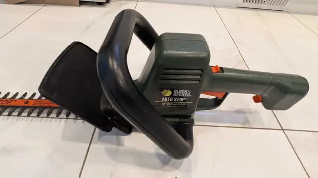 Black and Decker Hedge Trimmer in Lawnmowers & Leaf Blowers in Longueuil / South Shore - Image 5