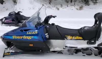Year 2000 skidoo Touring 380E 3300km Electric start and reverse Handle/thumb warmers 2up seat Studde...