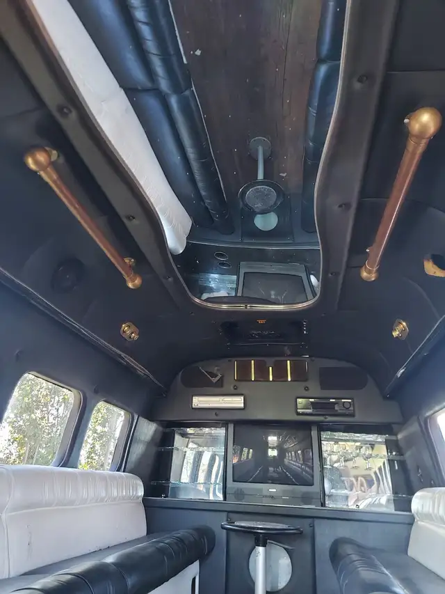 véhicule récréatif, VR Party, bus limousine 25 passagers | RVs ...