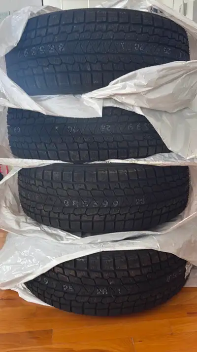 Pneus achetés en décembre 2025 neufs jamais installés 215/55R18 Sans les jantes (rims)