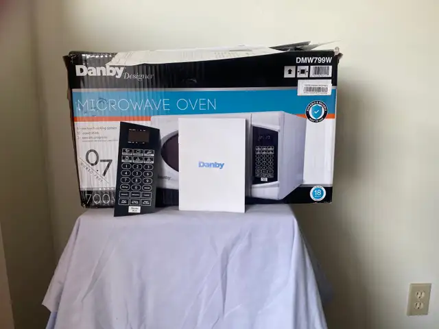 Selling Danby Microwave (slightly used) - $20 Cash Cobourg in Microwaves & Cookers in Peterborough - Image 4