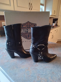 Ladies leather boots size 6