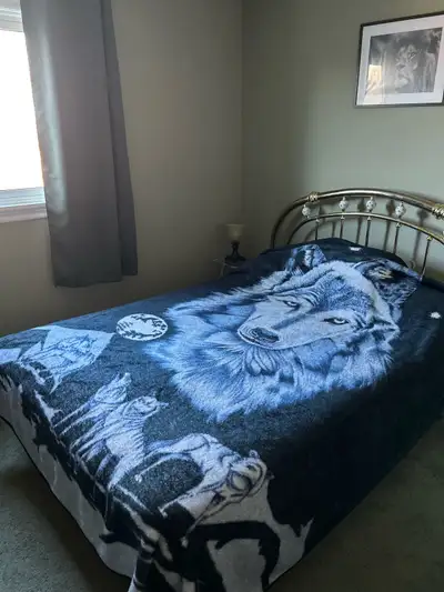 This furnished room offers a comfortable living space with essential amenities, fridge, tv internet,...