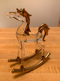 Glass rocking horse sculpture – Cheval à bascule en verre