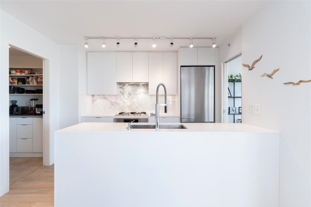 Beautiful Yaletown 2 Bed + Den Condo with Water Views! in Long Term Rentals in Vancouver - Image 4