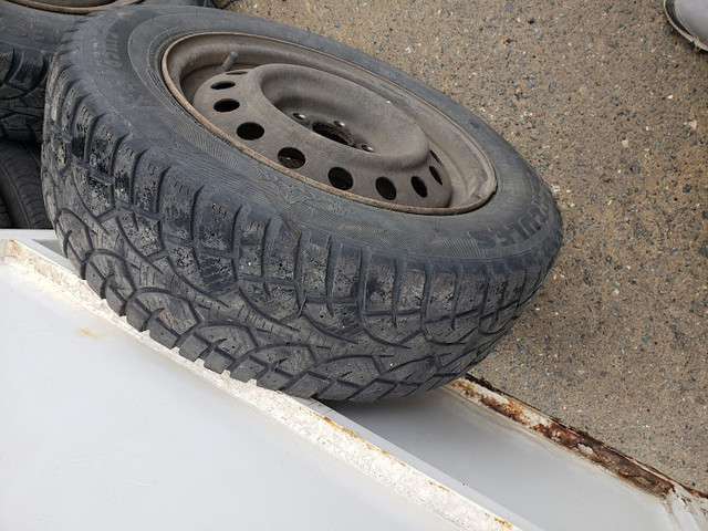 4 pneu d'hiver 195 65R 15 avec Jantes Corolla-Matrix (5x100) dans Vêtements, chaussures et accessoires  à Longueuil/Rive Sud - Image 2