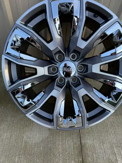 These are OEM 22"x9 GMC rims that I am selling. These rims feature a sleek design and are in excelle...