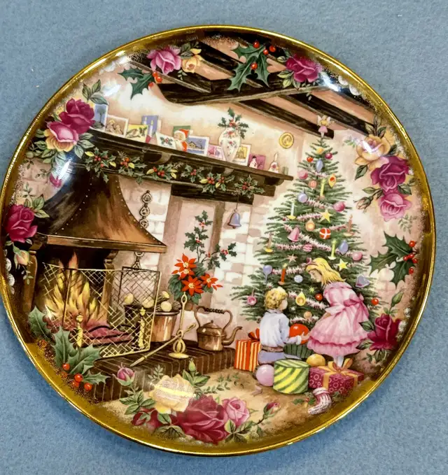$99 for 4 Christmas plates Royal AlbertBone China Made in Englan in Arts & Collectibles in Oakville / Halton Region - Image 3