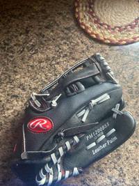 Leather baseball/softball glove