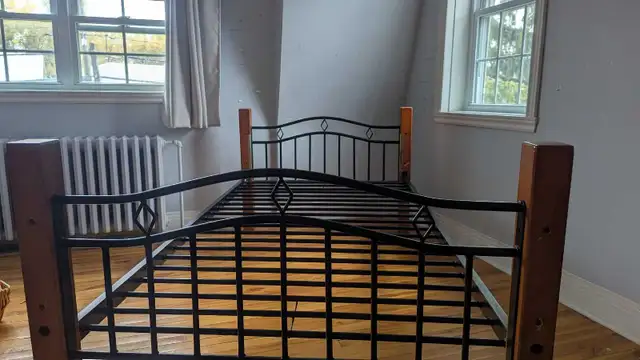 Base de lit simple in Beds & Mattresses in Laurentides - Image 2