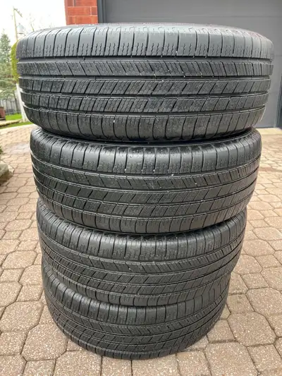 Ensemble de 4 pneus d’été Michelin en excellent état, achetés en mars 2025 au coût de 1400 $. Ils on...