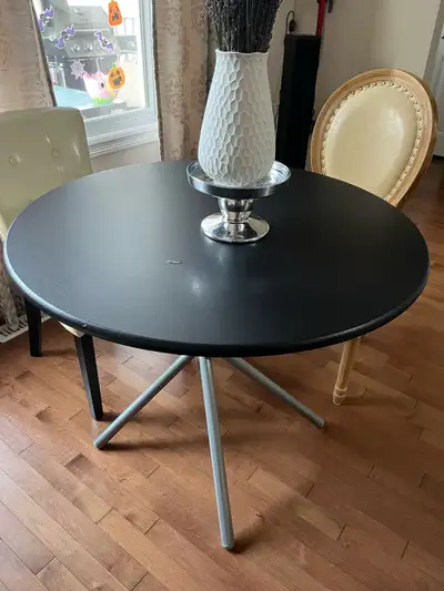Round shape dining table with 3 small damages.