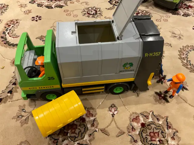 PLAYMOBILE GARBAGE TRACKS LOT  in Toys & Games in Mississauga / Peel Region - Image 4