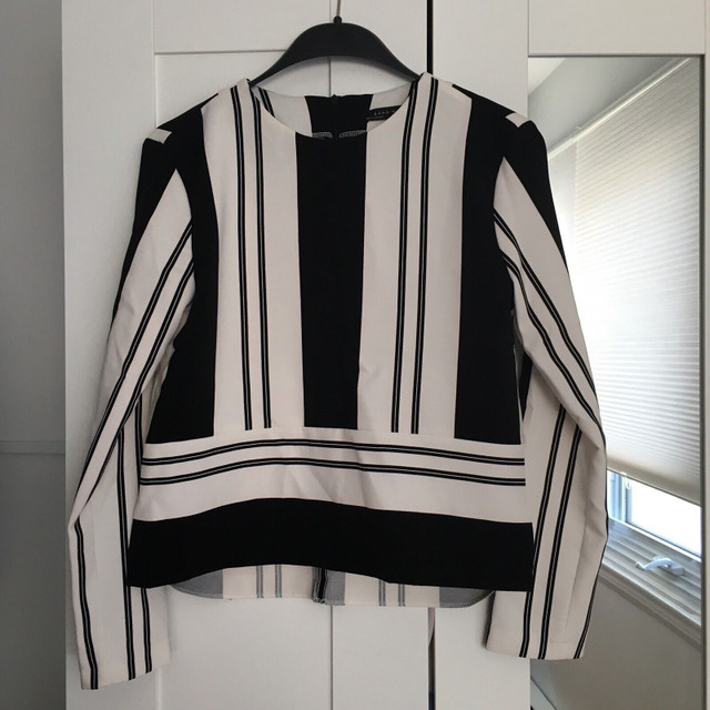Zara black and white stripe blouse dans Femmes - Hauts et vêtements d'extérieur  à Ville de Montréal - Image 4