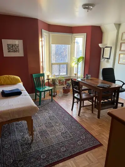 Located five minutes from Dupont subway station, this multi office building has two private offices...