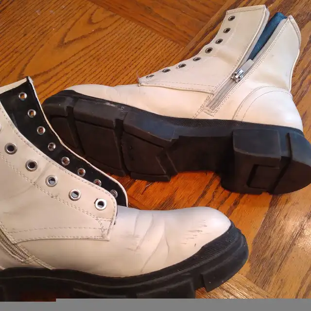 NINE WEST WHITE BOOTS SIZE 9M $5 in Women's - Shoes in City of Toronto - Image 6