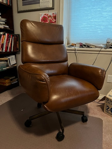 Leather chair in Chairs & Recliners in Abbotsford - Image 2