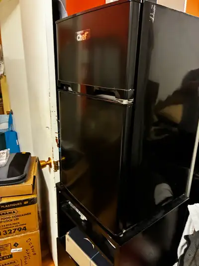 Petit réfrigérateur à deux portes congélateur et frigidaire marque master chef de couleur noir comme...