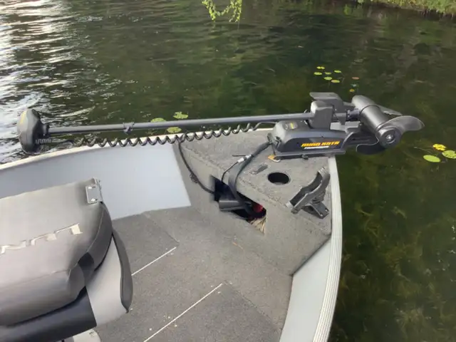 Fishing outfit by Lund in Fishing, Camping & Outdoors in Kingston - Image 8