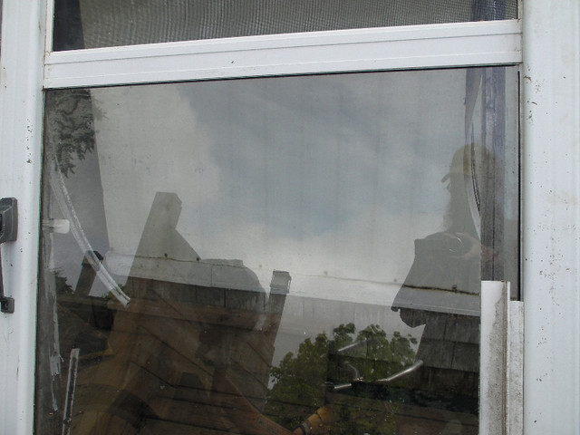 36" White Aluminum Storm door with screen in Windows, Doors & Trim in Charlottetown - Image 2
