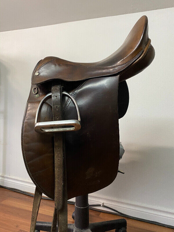 English / Dressage leather saddle in Equestrian & Livestock Accessories in Trenton