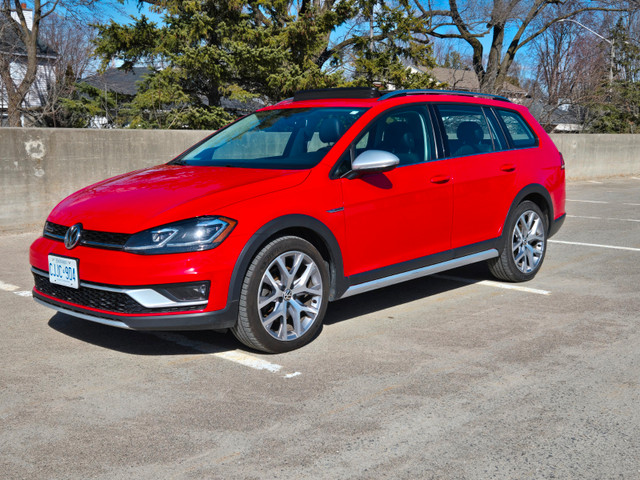 2018 VW Golf Alltrack - rare 6 speed manual in Cars & Trucks in Ottawa