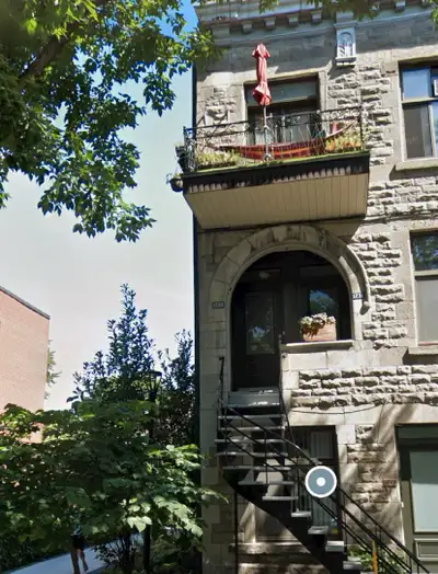5 1/2 très lumineux dans le village, libre immédiatement