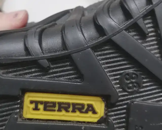 TERRA WOMEN SAFETY BOOTS LEATHER UPPER SIZE 36 (EUR) in Women's - Shoes in Mississauga / Peel Region - Image 4