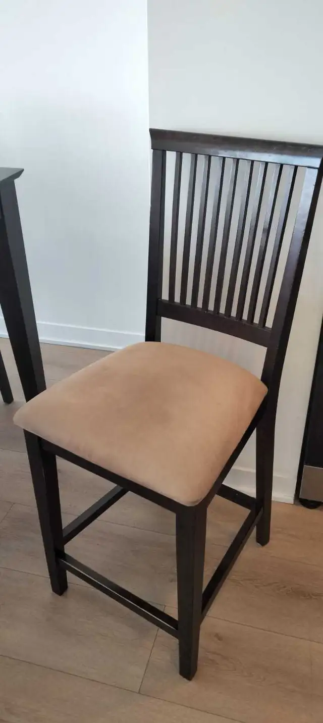 dinning table that extends with 6 chairs in Dining Tables & Sets in Laval / North Shore - Image 5