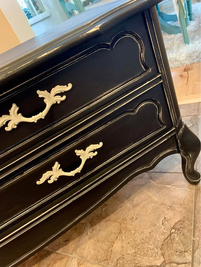 Black Distressed / Rustic French Provincial Blanket Chest in Dressers & Wardrobes in Edmonton - Image 4