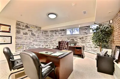 Individual office spaces with windows varying from 200 sqft up to +500 sqft. Office spaces flexibili...