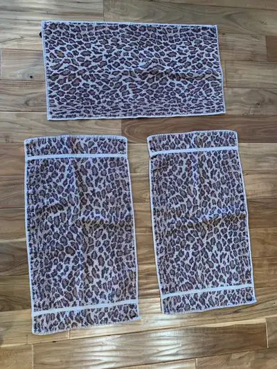 3 Ralph Lauren animal print hand towels. Great condition. 15” X 29”. $15 for 3 2 dark brown bath tow...