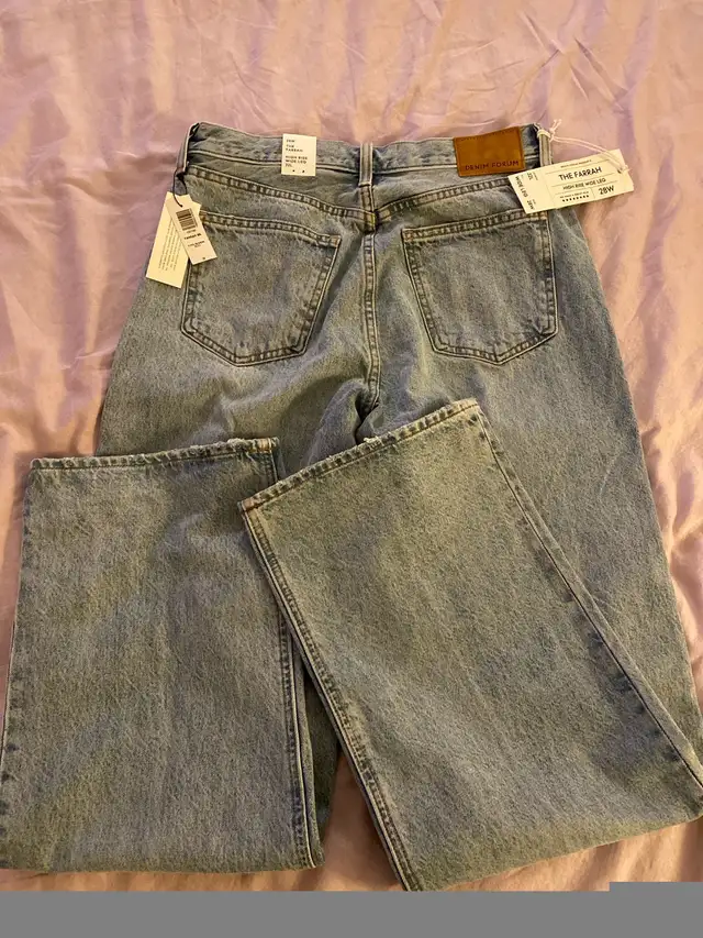 Aritzia Denim Forum  Brand New The Farrah Women’s Jeans 28W/32L in Women's - Bottoms in Mississauga / Peel Region - Image 4