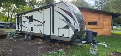 Roulotte Cruiser RV Fun Finder 25RS avec option divan-lit. - Était stationnaire et n'a eu qu'un prop...