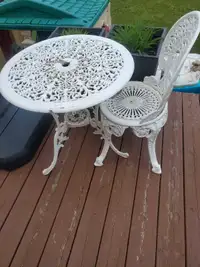 METAL TABLE AND CHAIR