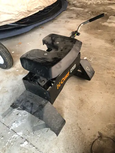 Like new Drop in oem curt gmc Chevrolet factory mount Fifthwheel hitch. Curt q20 20000lb hitch Fits...