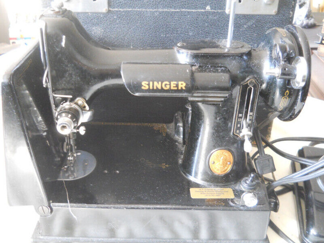 Singer 221 Featherweight Sewing Machine in Hobbies & Crafts in Ottawa - Image 3