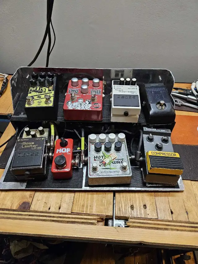Pedal board, vintage tweed case and power supply in Amps & Pedals in Ottawa - Image 4