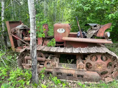 International T-5 dozer for sale, it is missing the blade, fuel pump, fan/alternator belt, intake ca...