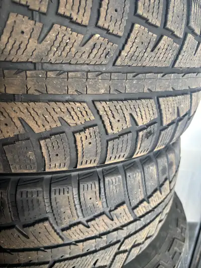 2 winter Minerva winter tires in good shape 225/65/17 100$ 691-0601