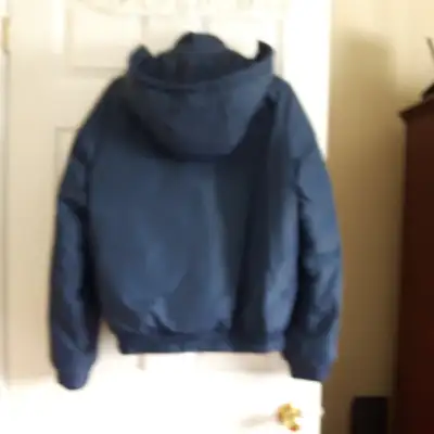 Beau grand manteau SEARS bleu marin, hiver, grandeur medium homme. PRIX: $25.00. Lucie 438 410-2101....
