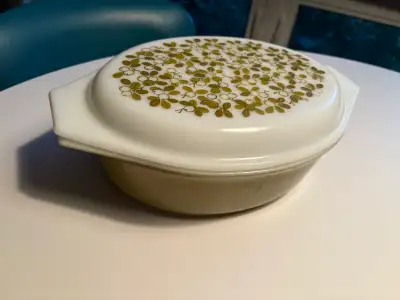 This is a lovely vintage Pyrex dish, perfect for collectors or anyone who appreciates classic kitche...