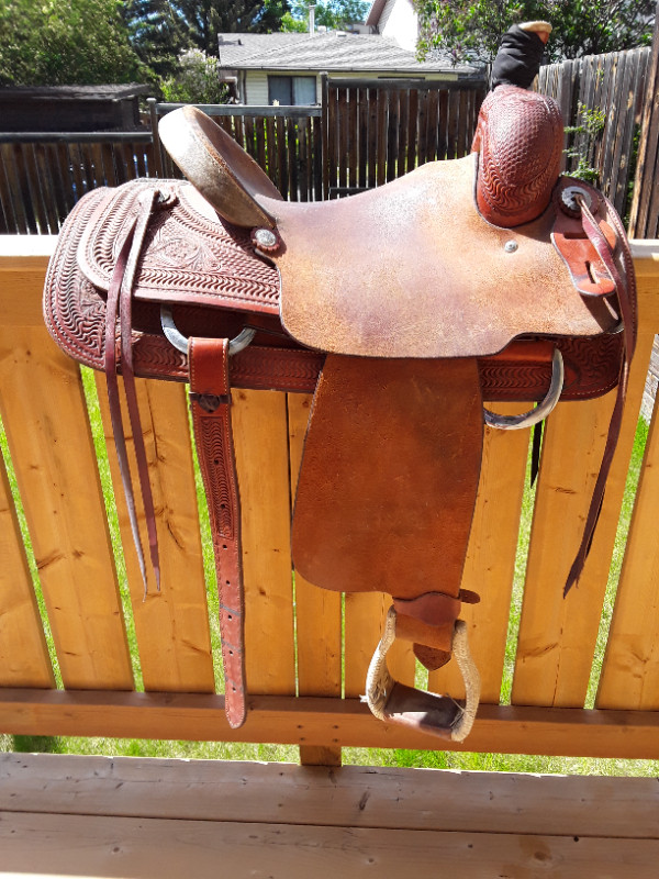 Versatility style Western Saddle Size 15 1/2" in Equestrian & Livestock Accessories in Calgary