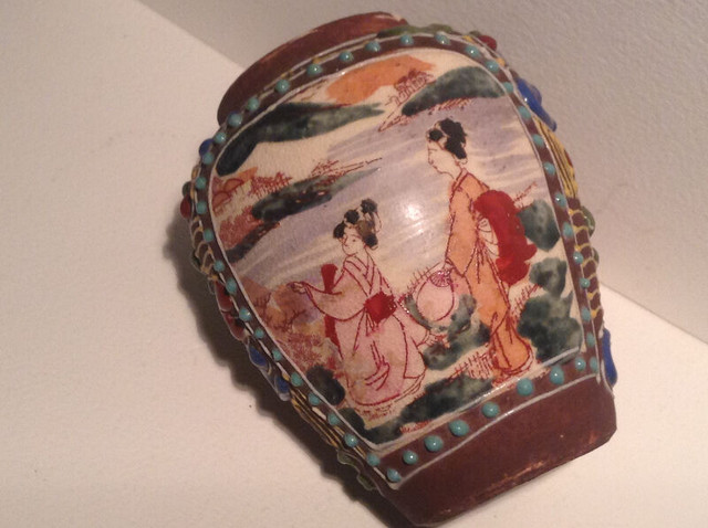 Small Antique Japanese Satsuma Vase in Arts & Collectibles in Vancouver - Image 4